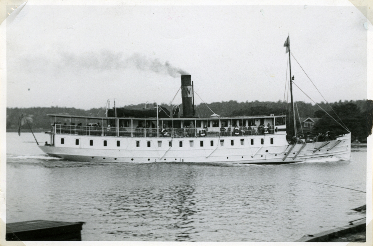 Waxholm III passerar Kodjupet på väg mot Trälhavet och bakom masten