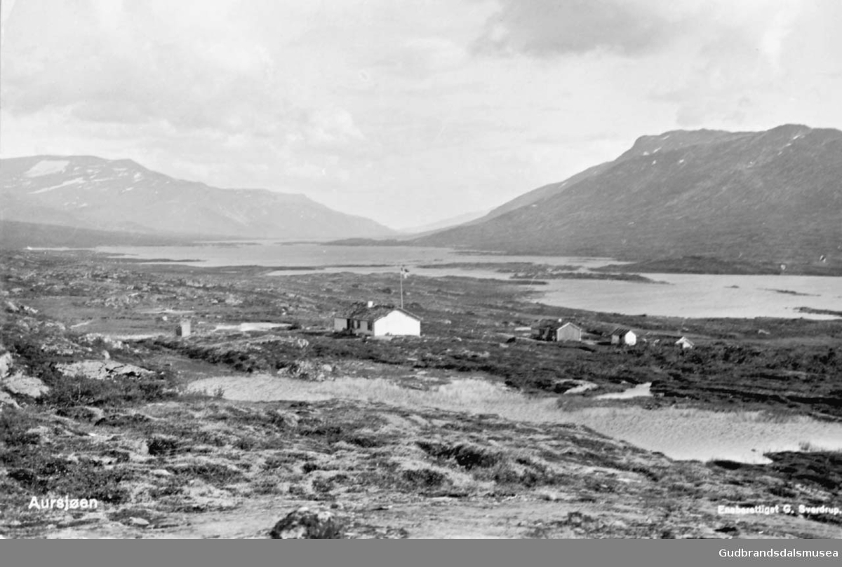 Nordbu ved Aursjøen rundt 1921, liten samling av fire små bygninger ...