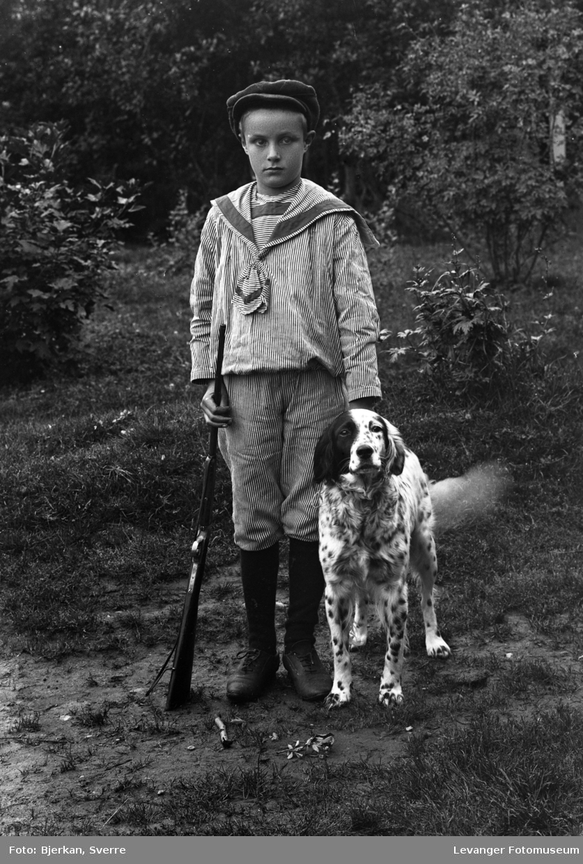 Portrett av Einar Mohn med hund Levanger Fotomuseum / DigitaltMuseum