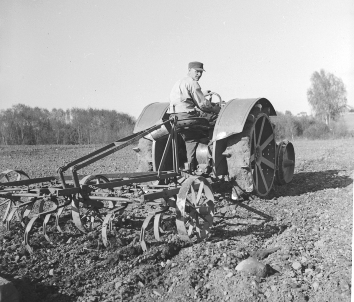 TRAKTOR MED HARV, KJENNSTAD GÅRD - Anno Domkirkeodden / DigitaltMuseum