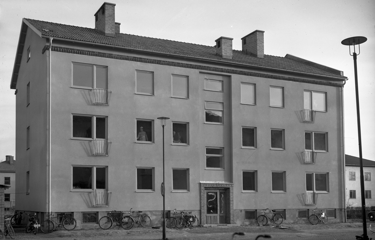 Nybyggt hus med adress Brogatan 6 slutet av 1940-talet. - Värmlands ...