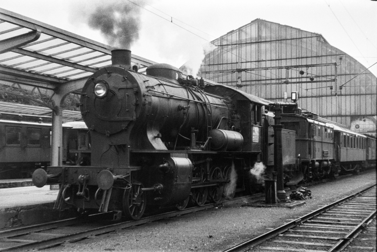Damplokomotiv type 33a nr. 300 med persontog retning Voss, tog 618, på ...
