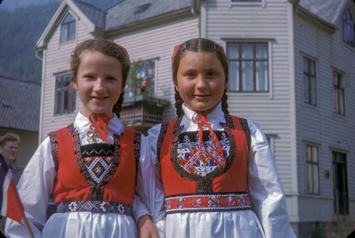 17. mai, jenter, 2, bunad - Kraftmuseet / DigitaltMuseum