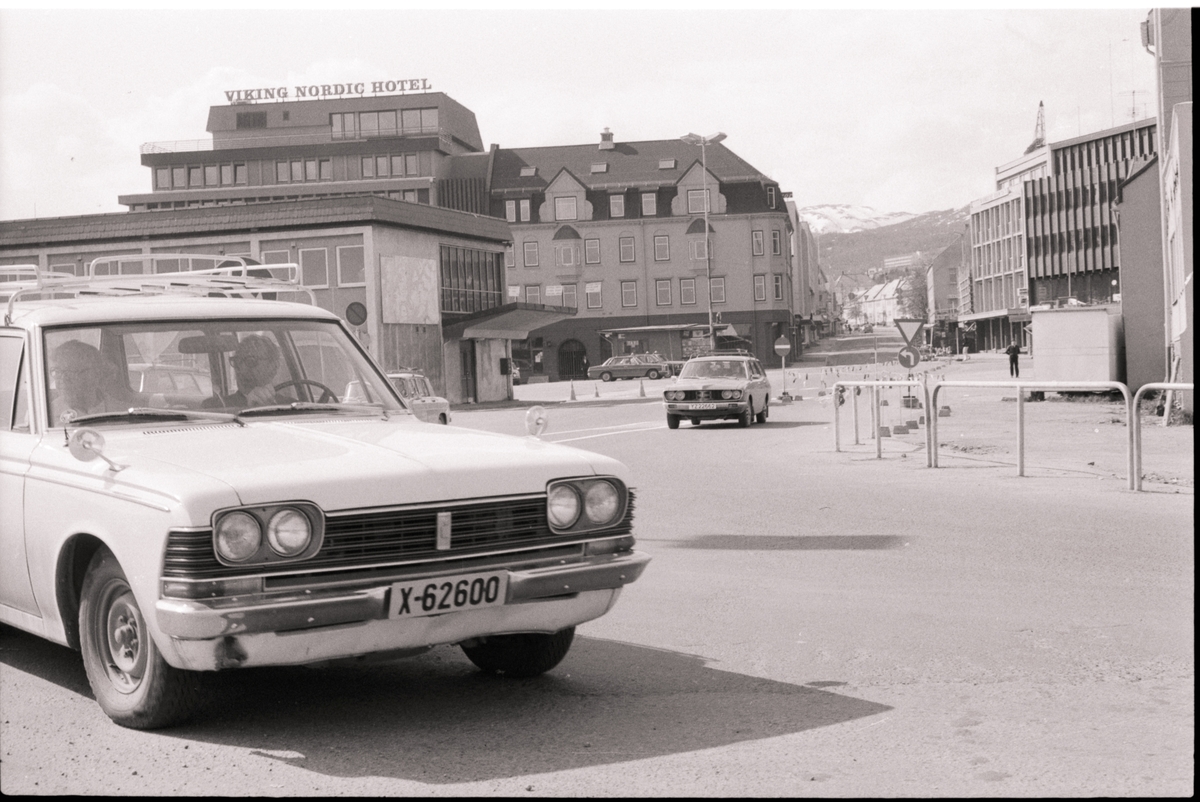 Bil I Sjøgata Harstad Rutebilstasjon I Bakgrunnen Sør Troms Museum Digitaltmuseum 