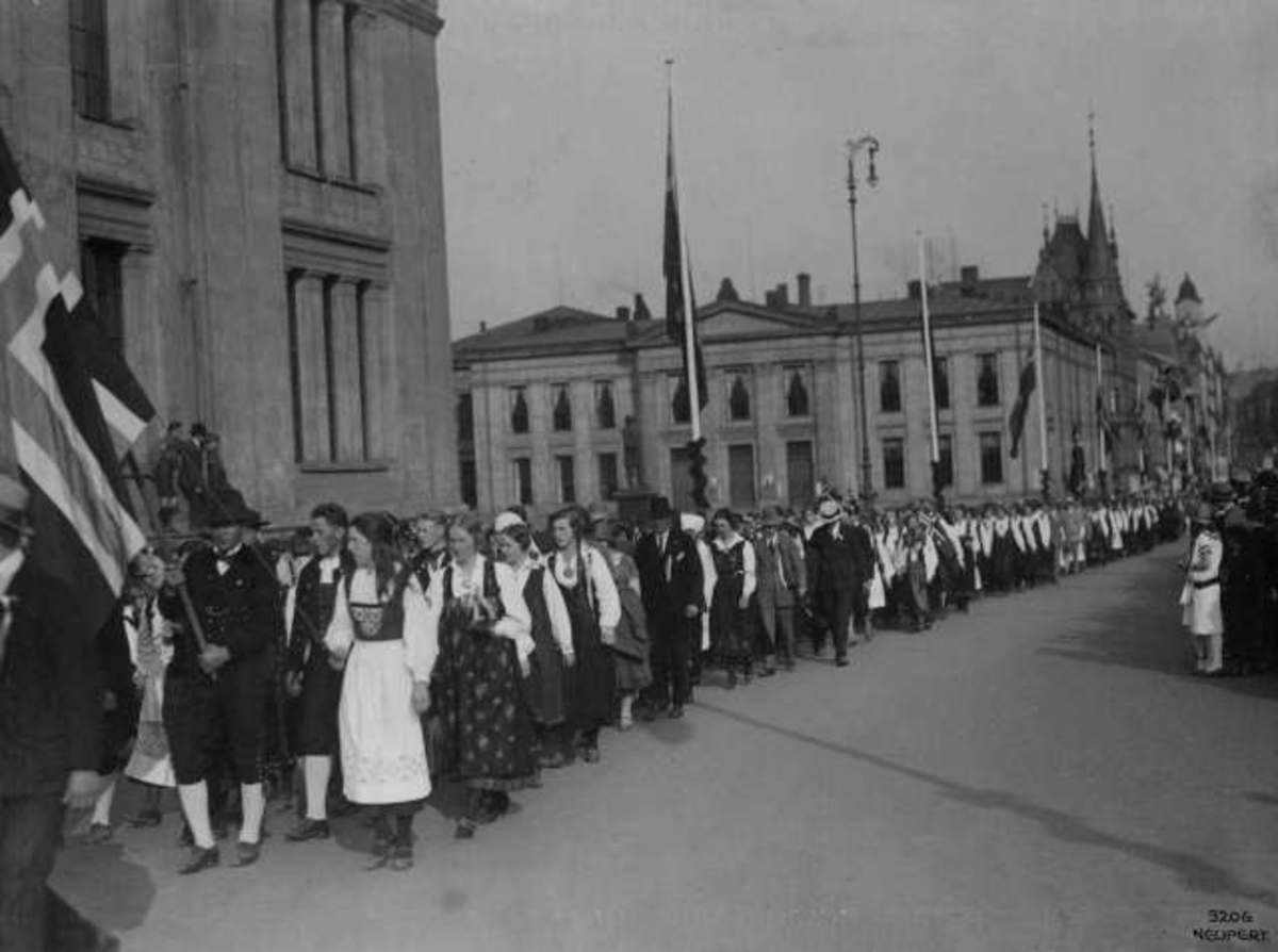 Oslo. 17. mai-tog 1925. Fra Karl Johans gate ved ...