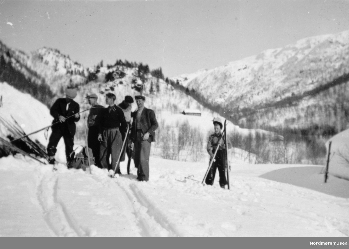 Menn fra Sæter-sekta. Fjellbu har seter i Tverrådalen. Fra Nordmøre ...