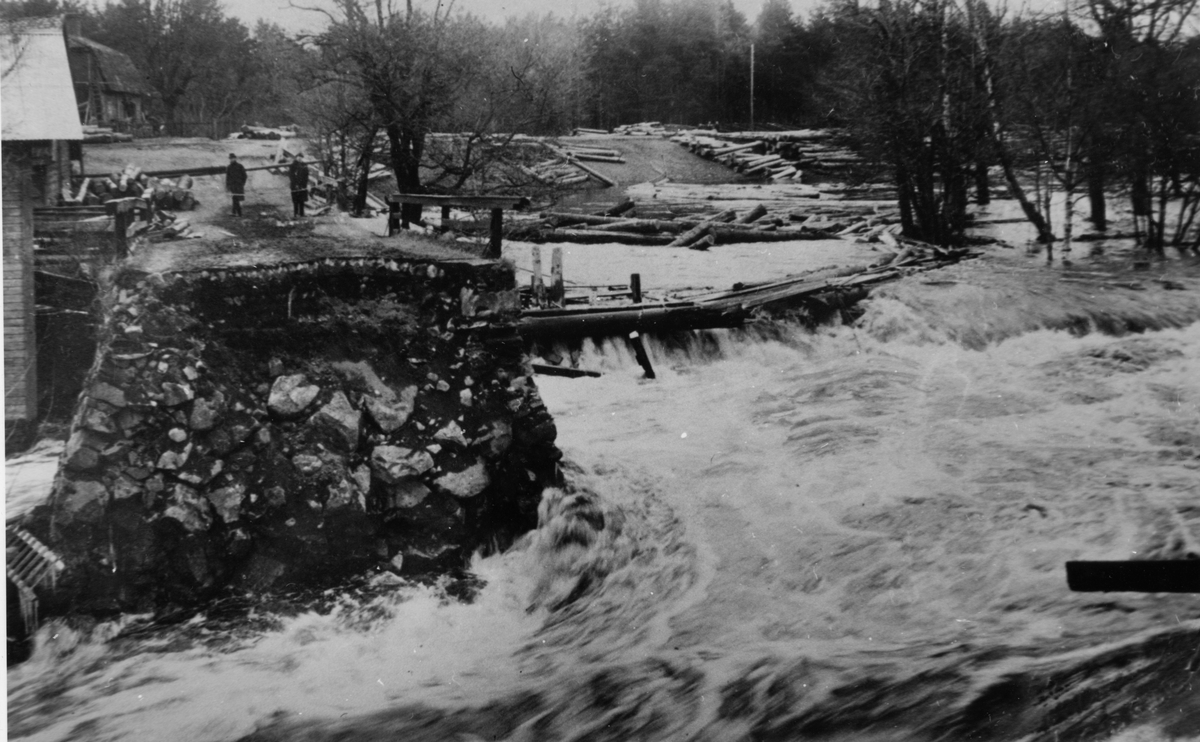 Översvämningen 1916, som raserade den gamla bron. En man ...