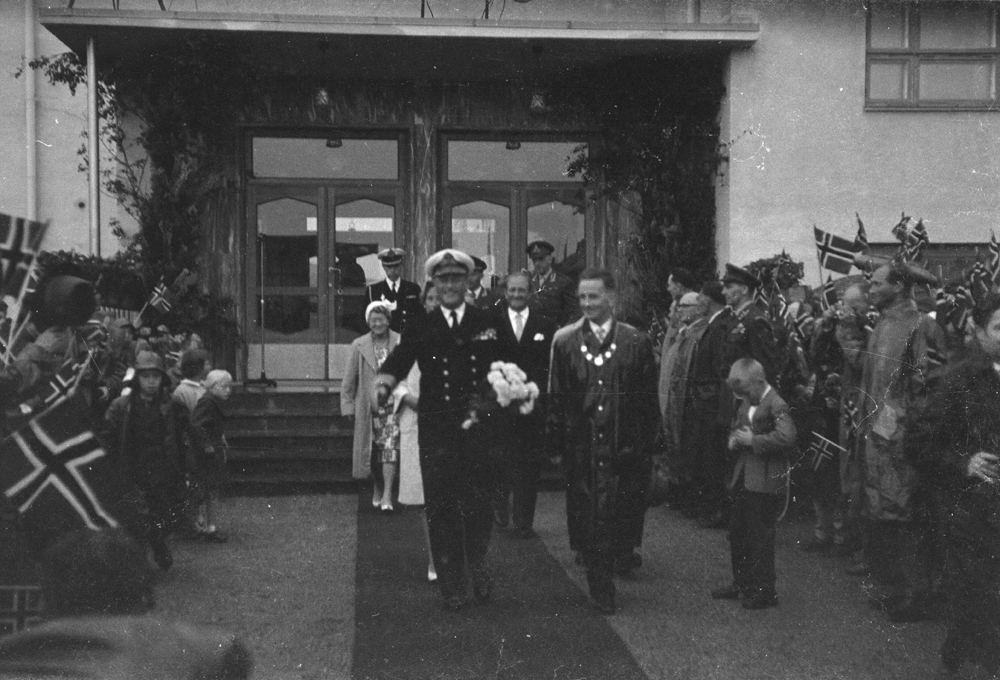 Kong Olavs besøk i Mosjøen.T.h. ordfører Einar Jensen. - Helgeland ...