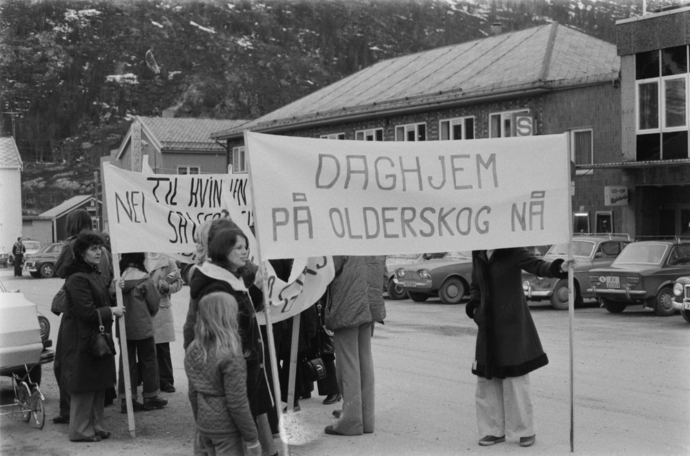 Kvinnedagen 8 Mars 1975 Pa Torget Demonstrasjon Samvirkelaget I Bakgrunnen Helgeland Museum Digitaltmuseum