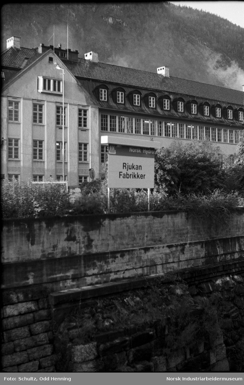 Skilt Hvor Det Star Norsk Hydro Rjukan Fabrikker Norsk Industriarbeidermuseum Digitaltmuseum