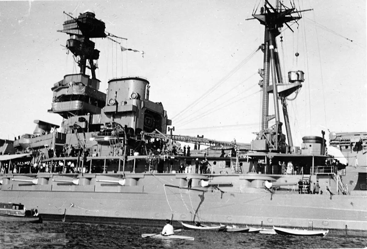 Det britiske slagskipet HMS Ramillies, fotografert i perioden 1934 til