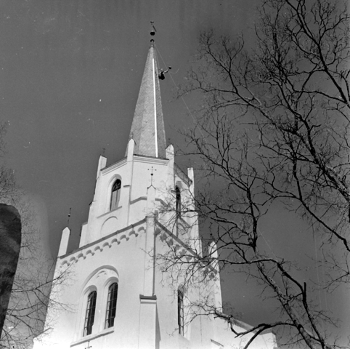 Løten kirke, reparasjon i kirketårn, arbeider henger ...