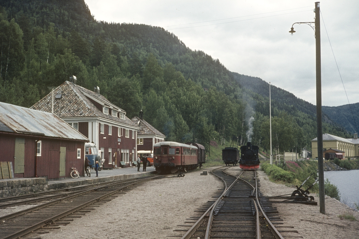 Persontog til Kongsberg står klart til avgang på Rødberg stasjon ...