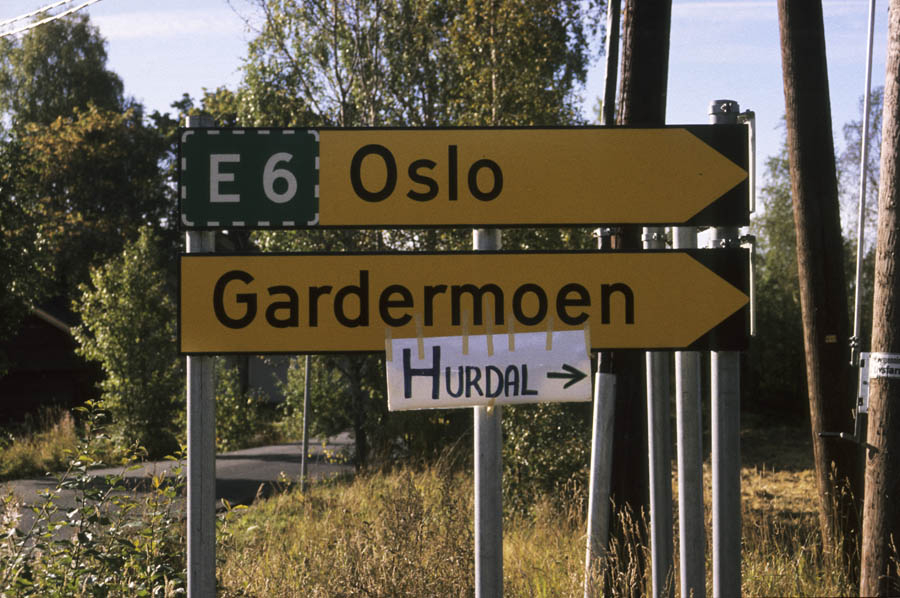 Veiskilt: Oslo, Gardermoen, Hurdal - Akershusbasen / DigitaltMuseum